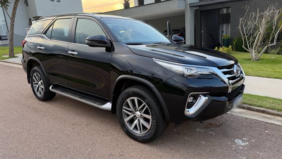 TOYOTA HILUX SW4 2.8 SRX 4X4 7 LUGARES 16V TURBO INTERCOOLER DIESEL 4P AUTOMÁTICO